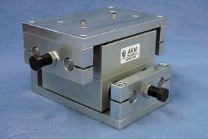Table de positionnement XY, d'AVM AUTOMATION